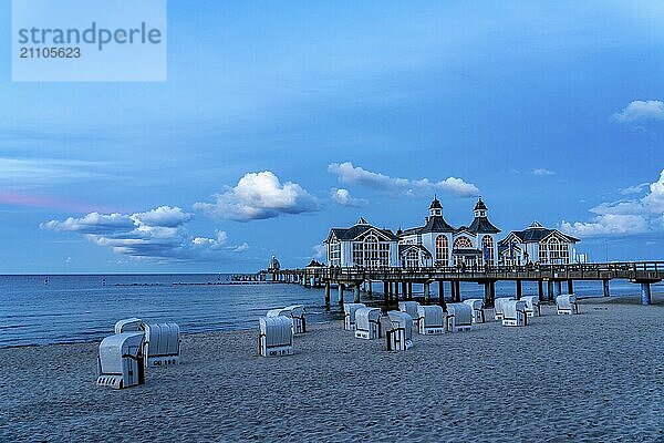 Die Seebrücke von Sellin  Abendstimmung  Sonnenuntergang  394 Meter lang  mit Restaurant  Schiffsanleger  Strandkörbe  Insel Rügen  Mecklenburg-Vorpommern  Deutschland  Europa