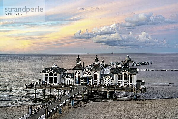 Die Seebrücke von Sellin  Abendstimmung  Sonnenuntergang  394 Meter lang  mit Restaurant  Schiffsanleger  Strandkörbe  Insel Rügen  Mecklenburg-Vorpommern  Deutschland  Europa