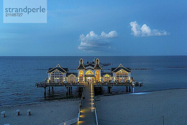 Die Seebrücke von Sellin  Abendstimmung  Sonnenuntergang  394 Meter lang  mit Restaurant  Schiffsanleger  Insel Rügen  Mecklenburg-Vorpommern  Deutschland  Europa