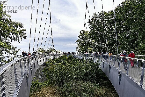 Der Skywalk Königsstuhl an den Kreidefelsen von Rügen  Aussichtsplattform an der berühmten Felsformation Königsstuhl  barrierefrei  im Nationalpark Jasmund  Blick auf die Ostsee und die Kreidefelsen Küste  zwischen Sassnitz und Lohme  Mecklenburg-Vorpommern  Deutschland  Europa