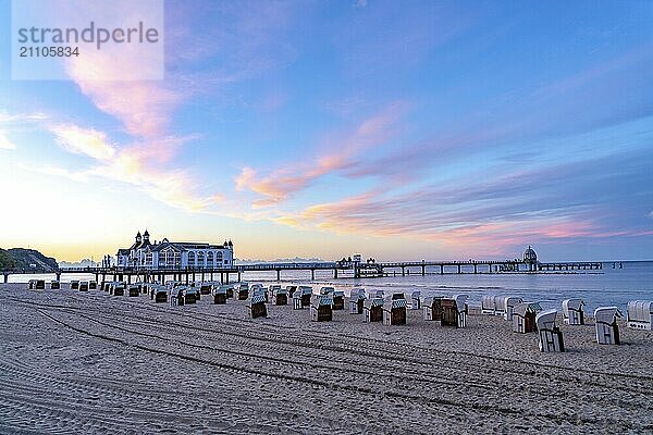 Die Seebrücke von Sellin  Abendstimmung  Sonnenuntergang  394 Meter lang  mit Restaurant  Schiffsanleger  Strandkörbe  Insel Rügen  Mecklenburg-Vorpommern  Deutschland  Europa