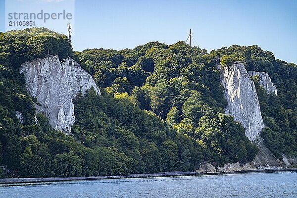 Kreidefelsen von Rügen  Aussichtsplattform an der berühmten Felsformation Königsstuhl  im Nationalpark Jasmund  Blick auf die Ostsee und die Kreidefelsen Küste  zwischen Sassnitz und Lohme  Mecklenburg-Vorpommern  Deutschland  Europa