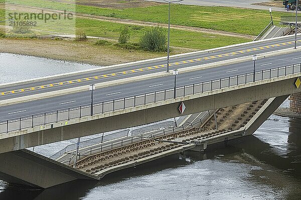 Aus noch unbekannter Ursache ist es in den frühen Morgenstunden zu einem Teileinsturz der Carolabrücke gekommen. Auf einer Länge von etwa 100 Metern ist der Teil  auf welchem normalerweise die Straßenbahnen verkehren  in die Elbe gestürzt. Der Bereich ist weiträumig abgesperrt.  Teileinsturz der Carolabrücke in Dresden  weitere Brückenteile sind akut einsturzgefährdet.  Dresden  Sachsen  Deutschland  Europa