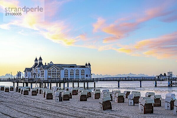 Die Seebrücke von Sellin  Abendstimmung  Sonnenuntergang  394 Meter lang  mit Restaurant  Schiffsanleger  Strandkörbe  Insel Rügen  Mecklenburg-Vorpommern  Deutschland  Europa