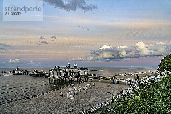 Die Seebrücke von Sellin  Abendstimmung  Sonnenuntergang  394 Meter lang  mit Restaurant  Schiffsanleger  Strandkörbe  Insel Rügen  Mecklenburg-Vorpommern  Deutschland  Europa