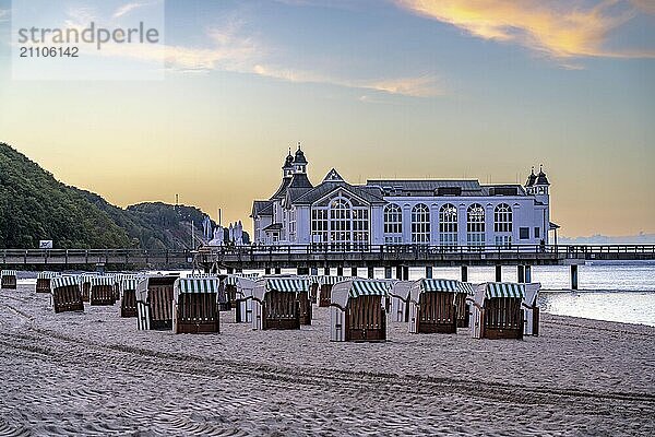 Die Seebrücke von Sellin  Abendstimmung  Sonnenuntergang  394 Meter lang  mit Restaurant  Schiffsanleger  Strandkörbe  Insel Rügen  Mecklenburg-Vorpommern  Deutschland  Europa