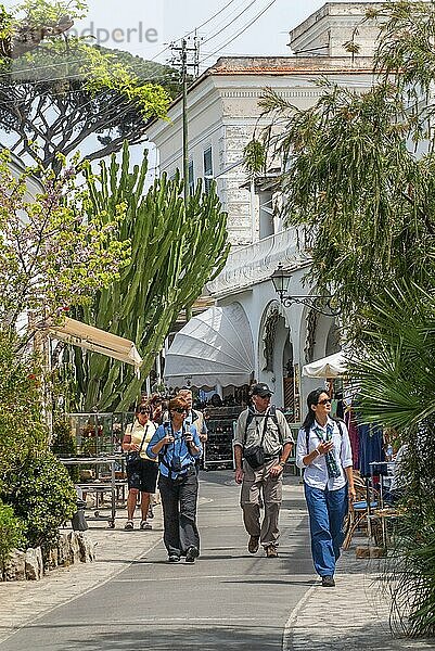 Touristen auf einer Straße in Anacapri  Insel Capri  Kampanien  Italien  Europa