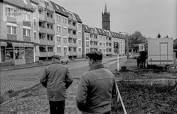 Deutschland  Müncheberg  4.1.1991  Straße in Müncheberg  Imbißwagen  zwei Männer  Europa