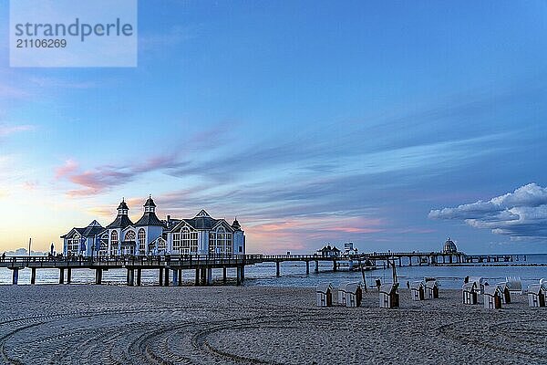 Die Seebrücke von Sellin  Abendstimmung  Sonnenuntergang  394 Meter lang  mit Restaurant  Schiffsanleger  Strandkörbe  Insel Rügen  Mecklenburg-Vorpommern  Deutschland  Europa