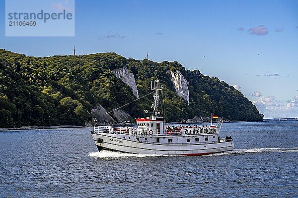 Excursion boat Jan Cox  round trip to the chalk cliffs of Rügen  viewing platform at the famous Königsstuhl rock formation  in the Jasmund National Park  view of the Baltic Sea and the chalk cliff coast  between Sassnitz and Lohme  Mecklenburg-Vorpommern  Germany  Europe