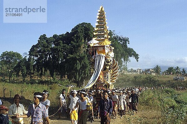 Ngaben (Einäscherungszeremonie)  Prozession zur Einäscherungsstätte  mit mytologischen Darstellungen geschmückter Einäscherungsturm  Bali  Indonesien  Asien