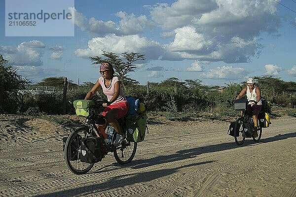 KENIA  Samburu 01. Januar 2019:Mädchen radeln auf dem Weg durch Kenia