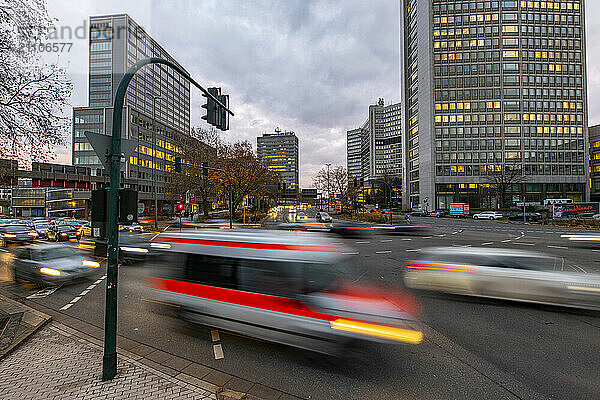 Abendlicher Innenstadtverkehr in Essen  große Kreuzung  Bismarck Platz  Hindenburg Strasse  Krupp Strasse  dieser Bereich wäre auch von einem Dieselfahrverbot betroffen  Unterhalb der Kreuzung verläuft die Autobahn A40  im Ruhrschnellweg Tunnel  ...