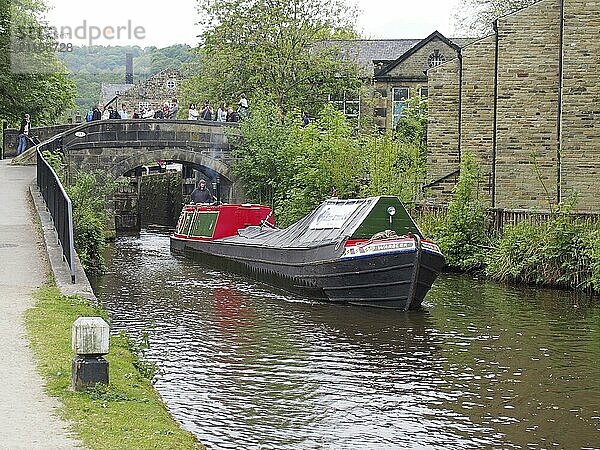 Hebden bridge  west yorkshire  england  19. Mai 2019: Oldtimerboote auf dem Weg zum Treffen des historischen Narrow Boat Club  das am Maifeiertag auf dem Rochdale Kanal in Hebden bridge in West Yorkshire stattfand