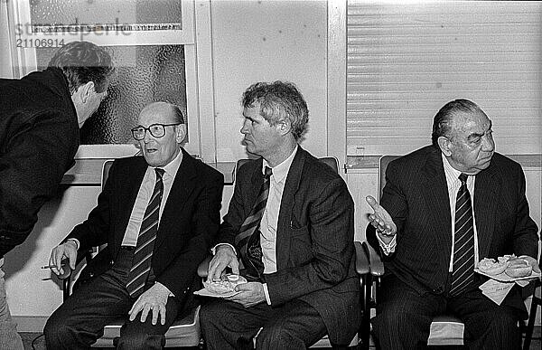 Deutschland  Berlin  29.10.1990  Richtfest der Neuen Synagoge Berlin in der Oranienburger Straße  links: Vorsitzende der Jüdischen Gemeinde Berlin Heinz Galinski  Mitte: Bausenator Wolfgang Nagel  rechts: Kantor Estrongo Nachama  Europa