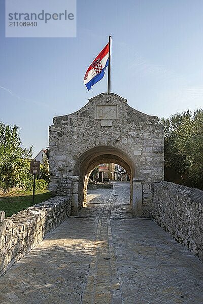 Skyline einer kleinen Mittelmeerstadt  historisches Stadtzentrum mit massiven Stadtmauern auf einer Insel in einer Bucht oder Lagune. Morgenstimmung in Nin  Zadar  Dalmatien  Kroatien  Adria  Europa