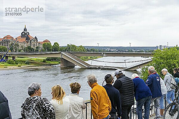 Aus noch unbekannter Ursache ist es in den frühen Morgenstunden zu einem Teileinsturz der Carolabrücke gekommen. Auf einer Länge von etwa 100 Metern ist der Teil  auf welchem normalerweise die Straßenbahnen verkehren  in die Elbe gestürzt. Der Bereich ist weiträumig abgesperrt.  Teileinsturz der Carolabrücke in Dresden  weitere Brückenteile sind akut einsturzgefährdet.  Dresden  Sachsen  Deutschland  Europa