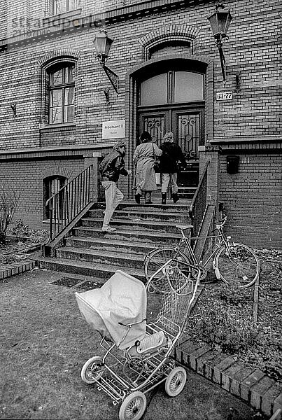 Deutschland  Berlin  21.12.1990  Arbeitsamt Prenzlauer Berg  in der Fröbelstraße  Europa