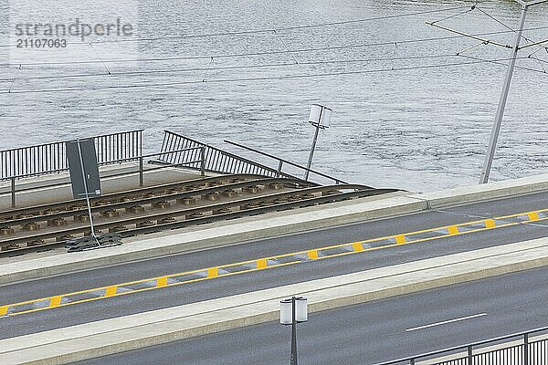 Aus noch unbekannter Ursache ist es in den frühen Morgenstunden zu einem Teileinsturz der Carolabrücke gekommen. Auf einer Länge von etwa 100 Metern ist der Teil  auf welchem normalerweise die Straßenbahnen verkehren  in die Elbe gestürzt. Der Bereich ist weiträumig abgesperrt.  Teileinsturz der Carolabrücke in Dresden  weitere Brückenteile sind akut einsturzgefährdet.  Dresden  Sachsen  Deutschland  Europa