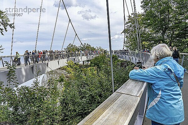 Der Skywalk Königsstuhl an den Kreidefelsen von Rügen  Aussichtsplattform an der berühmten Felsformation Königsstuhl  barrierefrei  im Nationalpark Jasmund  Blick auf die Ostsee und die Kreidefelsen Küste  zwischen Sassnitz und Lohme  Mecklenburg-Vorpommern  Deutschland  Europa