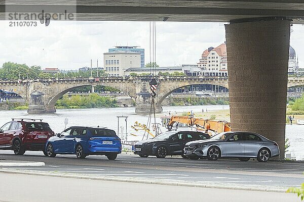 Aus noch unbekannter Ursache ist es in den frühen Morgenstunden zu einem Teileinsturz der Carolabrücke gekommen. Auf einer Länge von etwa 100 Metern ist der Teil  auf welchem normalerweise die Straßenbahnen verkehren  in die Elbe gestürzt. Der Bereich ist weiträumig abgesperrt. Geparkte PKW unter der Brücke  welche nicht erreichbar sind.  da akute Einsturzgefahr besteht.  Teileinsturz der Carolabrücke in Dresden  weitere Brückenteile sind akut einsturzgefährdet.  Dresden  Sachsen  Deutschland  Europa