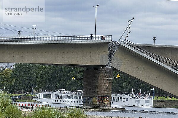 Aus noch unbekannter Ursache ist es in den frühen Morgenstunden zu einem Teileinsturz der Carolabrücke gekommen. Auf einer Länge von etwa 100 Metern ist der Teil  auf welchem normalerweise die Straßenbahnen verkehren  in die Elbe gestürzt. Der Bereich ist weiträumig abgesperrt.  Teileinsturz der Carolabrücke in Dresden  weitere Brückenteile sind akut einsturzgefährdet.  Dresden  Sachsen  Deutschland  Europa