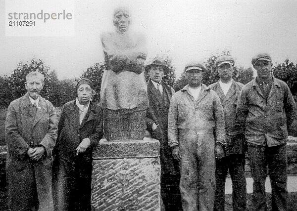 Die deutsche Künstlerin Käthe Kollwitz posiert mit ihrem Ehemann vor der Skulpturengruppe Die trauernden Eltern auf dem Friedhof in Esen  Deutschland  Europa