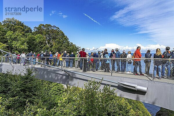 Der Skywalk Königsstuhl an den Kreidefelsen von Rügen  Aussichtsplattform an der berühmten Felsformation Königsstuhl  barrierefrei  im Nationalpark Jasmund  Blick auf die Ostsee und die Kreidefelsen Küste  zwischen Sassnitz und Lohme  Mecklenburg-Vorpommern  Deutschland  Europa