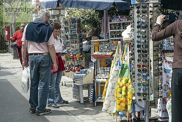 Touristen auf einer Straße in Anacapri  Insel Capri  Kampanien  Italien  Europa