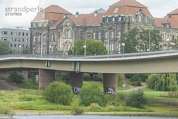 Aus noch unbekannter Ursache ist es in den frühen Morgenstunden zu einem Teileinsturz der Carolabrücke gekommen. Auf einer Länge von etwa 100 Metern ist der Teil  auf welchem normalerweise die Straßenbahnen verkehren  in die Elbe gestürzt. Der Bereich ist weiträumig abgesperrt.  Teileinsturz der Carolabrücke in Dresden  weitere Brückenteile sind akut einsturzgefährdet.  Dresden  Sachsen  Deutschland  Europa