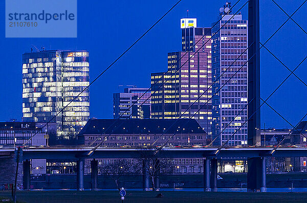 Düsseldorf  Skyline der Innenstadt  Hochhäuser  Rheinkniebrücke  Rhein