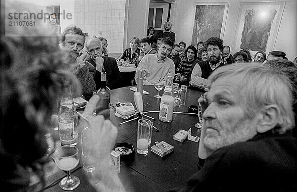 Deutschland  Berlin  15.02.1991  Gesprächsrunde Erfahrung mit der Zensur  im Haus Drama in der Clara-Zetkin-Straße  (v.l.n.r.) : Klaus Höpke / ehem. stellv. Kulturminister der DDR  Christoph Hein  rechts: Klaus Schlesinger  Europa