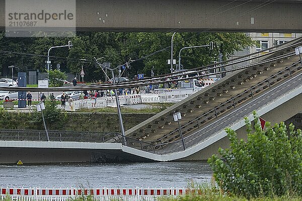 Aus noch unbekannter Ursache ist es in den frühen Morgenstunden zu einem Teileinsturz der Carolabrücke gekommen. Auf einer Länge von etwa 100 Metern ist der Teil  auf welchem normalerweise die Straßenbahnen verkehren  in die Elbe gestürzt. Der Bereich ist weiträumig abgesperrt.  Teileinsturz der Carolabrücke in Dresden  weitere Brückenteile sind akut einsturzgefährdet.  Dresden  Sachsen  Deutschland  Europa