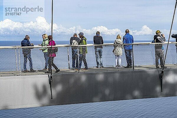 Der Skywalk Königsstuhl an den Kreidefelsen von Rügen  Aussichtsplattform an der berühmten Felsformation Königsstuhl  barrierefrei  im Nationalpark Jasmund  Blick auf die Ostsee und die Kreidefelsen Küste  zwischen Sassnitz und Lohme  Mecklenburg-Vorpommern  Deutschland  Europa