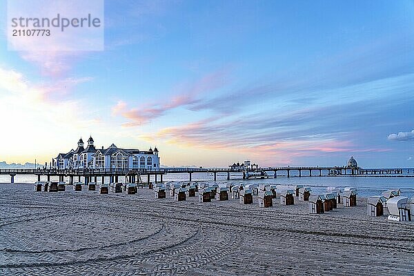 Die Seebrücke von Sellin  Abendstimmung  Sonnenuntergang  394 Meter lang  mit Restaurant  Schiffsanleger  Strandkörbe  Insel Rügen  Mecklenburg-Vorpommern  Deutschland  Europa