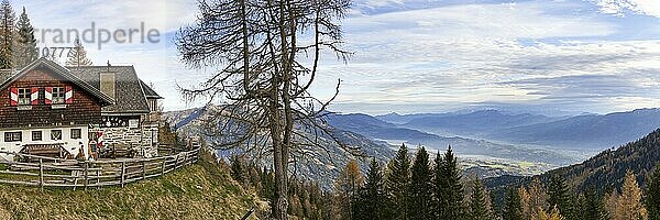 Blick von der Bergfriedhütte in Richtung Millstätter See  Kärnten  Österreich  Europa