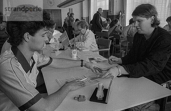 DDR  Berlin  15.06.1990  Beantragen der Anträgen für die Währungsunion  Sparkasse am Alexanderplatz