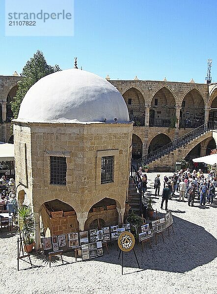 Paphos  Zypern  17. März 2018: Eine Gruppe von Touristen im alten Souk in Nikosia Zypern  umgeben von Geschäften und Cafés  Europa