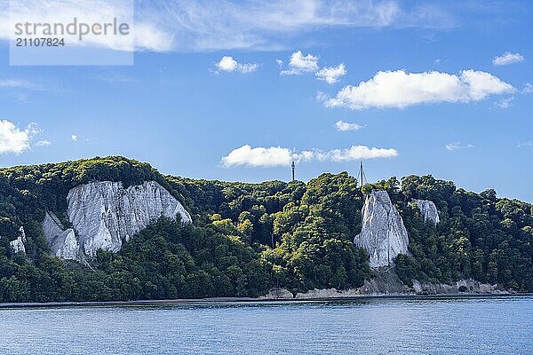 Kreidefelsen von Rügen  Aussichtsplattform an der berühmten Felsformation Königsstuhl  im Nationalpark Jasmund  Blick auf die Ostsee und die Kreidefelsen Küste  zwischen Sassnitz und Lohme  Mecklenburg-Vorpommern  Deutschland  Europa