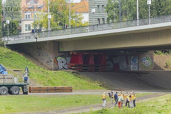 Aus noch unbekannter Ursache ist es in den frühen Morgenstunden zu einem Teileinsturz der Carolabrücke gekommen. Auf einer Länge von etwa 100 Metern ist der Teil  auf welchem normalerweise die Straßenbahnen verkehren  in die Elbe gestürzt. Der Bereich ist weiträumig abgesperrt. Das Brückenlager auf der neustädter Seite ist stabilisiert.  Teileinsturz der Carolabrücke in Dresden  weitere Brückenteile sind akut einsturzgefährdet.  Dresden  Sachsen  Deutschland  Europa