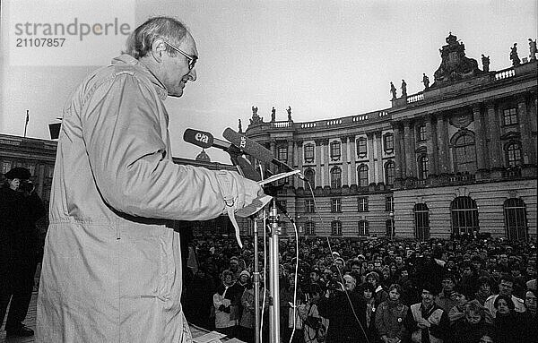 Deutschland  Berlin  16.01.1991  Demo gegen den Golfkrieg  vor der Humboldt-Uni auf dem Bebelplatz  Heinrich Fink  Europa