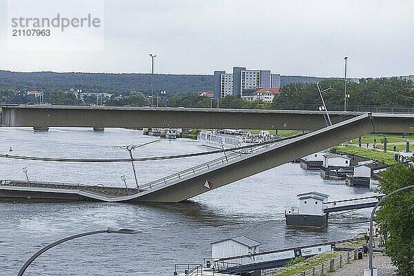 Aus noch unbekannter Ursache ist es in den frühen Morgenstunden zu einem Teileinsturz der Carolabrücke gekommen. Auf einer Länge von etwa 100 Metern ist der Teil  auf welchem normalerweise die Straßenbahnen verkehren  in die Elbe gestürzt. Der Bereich ist weiträumig abgesperrt.  Teileinsturz der Carolabrücke in Dresden  weitere Brückenteile sind akut einsturzgefährdet.  Dresden  Sachsen  Deutschland  Europa