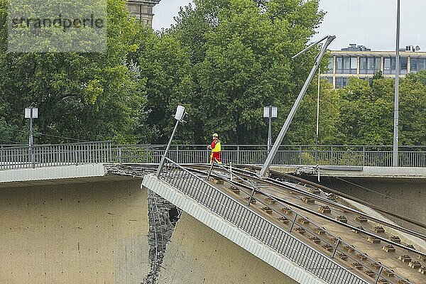 Aus noch unbekannter Ursache ist es in den frühen Morgenstunden zu einem Teileinsturz der Carolabrücke gekommen. Auf einer Länge von etwa 100 Metern ist der Teil  auf welchem normalerweise die Straßenbahnen verkehren  in die Elbe gestürzt. Der Bereich ist weiträumig abgesperrt. Die Drohnenstaffel der Feuerwehr im Einsatz.  Teileinsturz der Carolabrücke in Dresden  weitere Brückenteile sind akut einsturzgefährdet.  Dresden  Sachsen  Deutschland  Europa