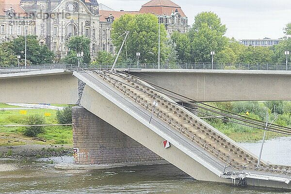 Aus noch unbekannter Ursache ist es in den frühen Morgenstunden zu einem Teileinsturz der Carolabrücke gekommen. Auf einer Länge von etwa 100 Metern ist der Teil  auf welchem normalerweise die Straßenbahnen verkehren  in die Elbe gestürzt. Der Bereich ist weiträumig abgesperrt.  Teileinsturz der Carolabrücke in Dresden  weitere Brückenteile sind akut einsturzgefährdet.  Dresden  Sachsen  Deutschland  Europa