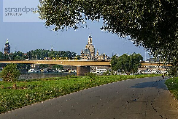 Aus noch unbekannter Ursache ist es in den frühen Morgenstunden zu einem Teileinsturz der Carolabrücke gekommen. Auf einer Länge von etwa 100 Metern ist der Teil  auf welchem normalerweise die Straßenbahnen verkehren  in die Elbe gestürzt. Aufnahme der intakten Brücke von 2013  Carolabrücke in Dresden  Dresden  Sachsen  Deutschland  Europa