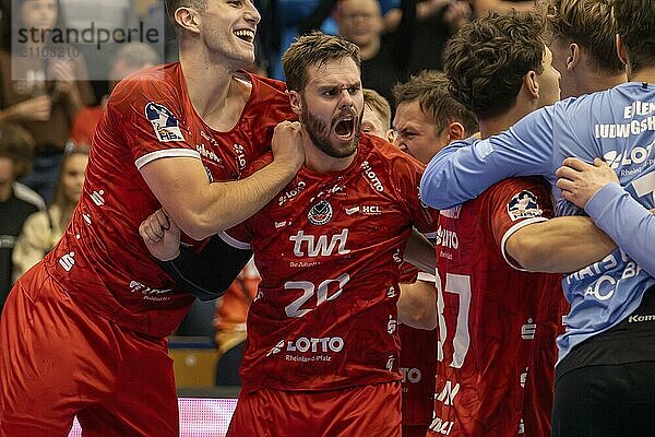 11.09.2024  2. HBL (Handball-Bundesliga)  7. Spieltag (vorgezogenes Spiel) : Eulen Ludwigshafen gegen HC Elbflorenz 2006. Bild: Unbändige Freude bei den Eulen nach dem knappen Sieg mit Alexander Falk in der Bildmitte