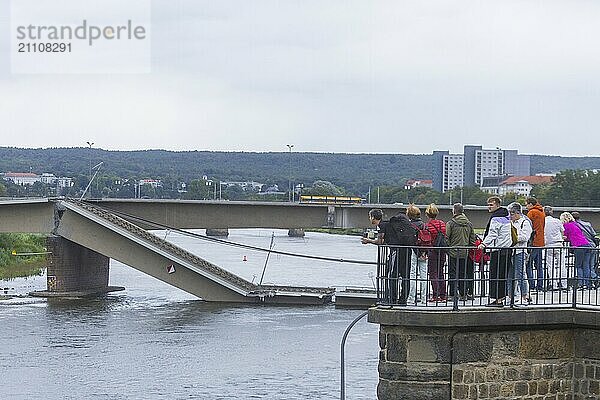 Aus noch unbekannter Ursache ist es in den frühen Morgenstunden zu einem Teileinsturz der Carolabrücke gekommen. Auf einer Länge von etwa 100 Metern ist der Teil  auf welchem normalerweise die Straßenbahnen verkehren  in die Elbe gestürzt. Der Bereich ist weiträumig abgesperrt.  Teileinsturz der Carolabrücke in Dresden  weitere Brückenteile sind akut einsturzgefährdet.  Dresden  Sachsen  Deutschland  Europa