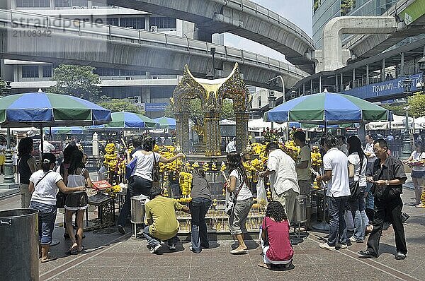 Doppelstöckige Skytrain-Trassen und Erawan-Schrein  Radchadamri Road  Bangkok  Thailand  Asien