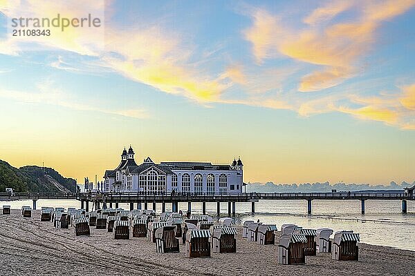 Die Seebrücke von Sellin  Abendstimmung  Sonnenuntergang  394 Meter lang  mit Restaurant  Schiffsanleger  Strandkörbe  Insel Rügen  Mecklenburg-Vorpommern  Deutschland  Europa