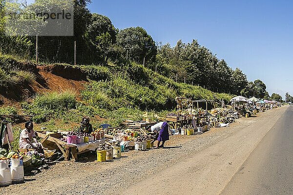 KENIA  Samburu 01 Januar 2019:Mehrere Obst und Gemüsestände an der Straße zum Samburu Nationalpark in Zentralkenia